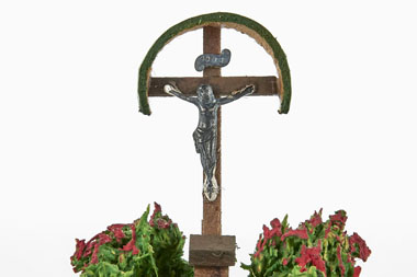 Creglinger Nr. 838 Wegkreuz mit Rosenbüschen