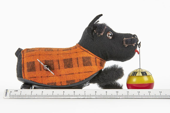 Schuco Figur Nr. 990 Tippy Hund mit Ball