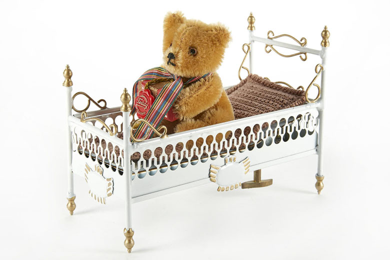 Tucher & Walther Sondermodell T 439 Ziehharmonika-Teddy im Bett